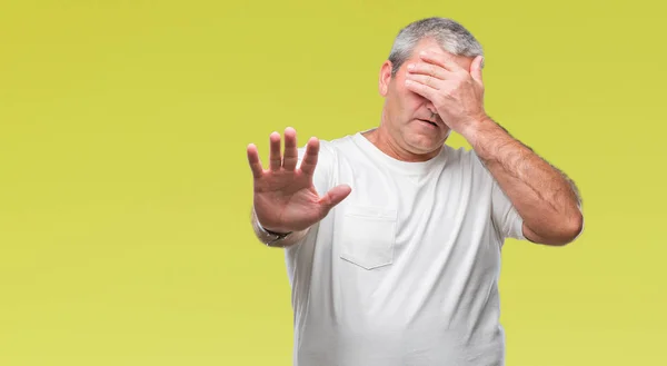 Hombre Mayor Guapo Sobre Fondo Aislado Cubriendo Los Ojos Con —  Fotos de Stock