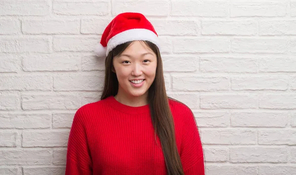 Jovem Chinesa Vestindo Chapéu Papai Noel Com Rosto Feliz Sorrindo — Fotografia de Stock