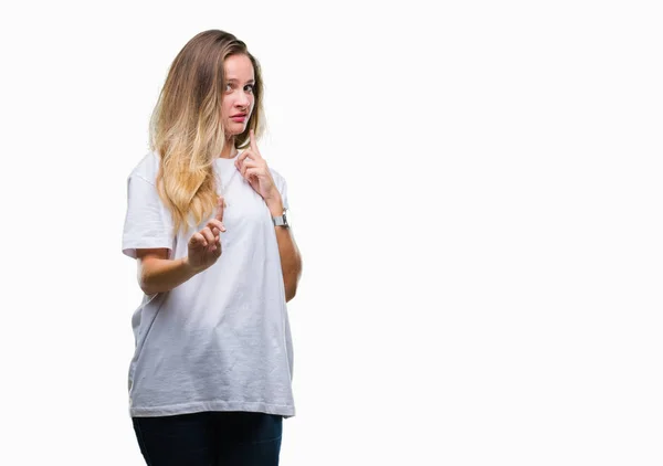 Zole Arka Plan Üzerinde Rahat Beyaz Shirt Giyen Genç Güzel — Stok fotoğraf