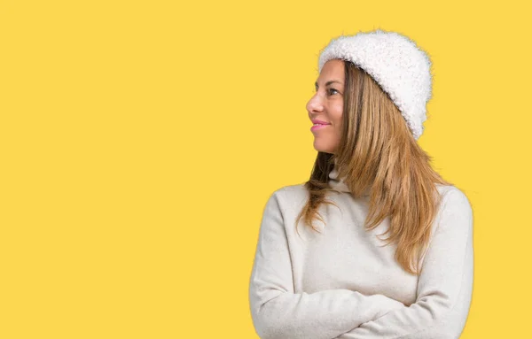 Bella Donna Mezza Età Indossa Maglione Invernale Cappello Sfondo Isolato — Foto Stock