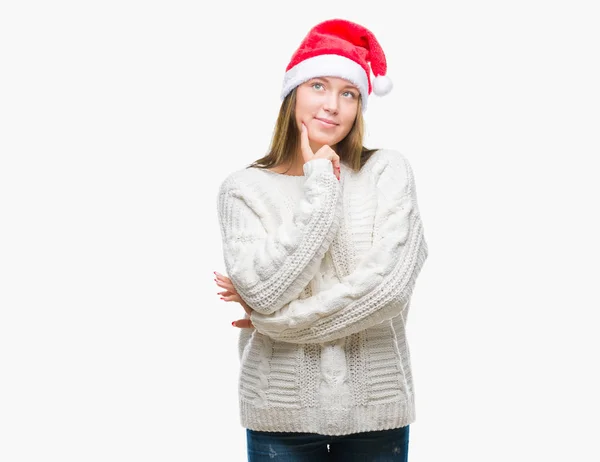 年轻美丽的白人妇女戴着圣诞节帽子在孤立的背景与手在下巴思考问题 沉思的表达 微笑着体贴的脸 怀疑概念 — 图库照片