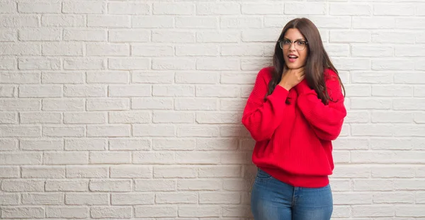 Mujer Morena Joven Pie Sobre Pared Ladrillo Blanco Gritando Sofocar — Foto de Stock