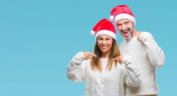 Coppia Ispanica Mezza Età Indossa Cappello Natale Sfondo Isolato Guardando — Foto Stock