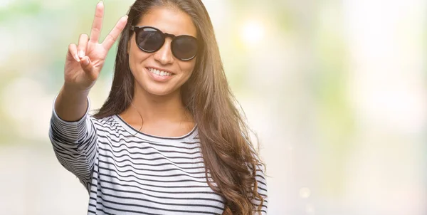 Junge Schöne Arabische Frau Mit Sonnenbrille Über Isoliertem Hintergrund Lächelnd — Stockfoto