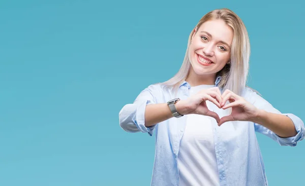 Молода Блондинка Над Ізольованим Тлом Посміхається Любові Показуючи Серцевий Символ — стокове фото