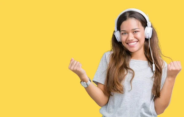 Mooie Jongedame Dragen Koptelefoon Luisteren Naar Muziek Geïsoleerde Achtergrond Vieren — Stockfoto