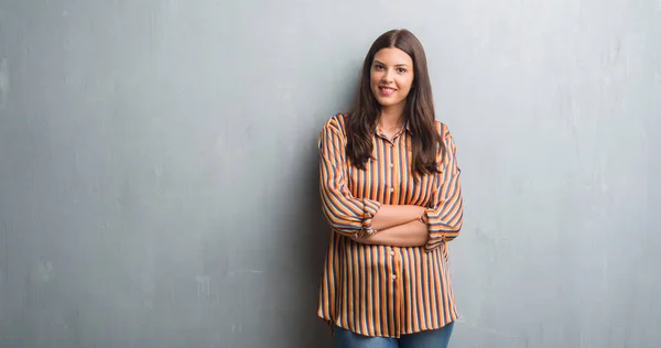 Joven Morena Sobre Pared Gris Grunge Cara Feliz Sonriendo Con — Foto de Stock