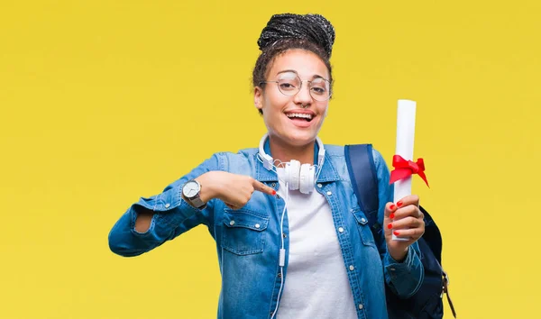 Jovem Trançado Cabelo Afro Americano Estudante Menina Segurando Grau Sobre — Fotografia de Stock