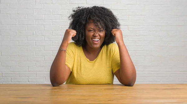 Jonge African American Vrouw Zittend Tafel Thuis Vieren Verrast Verbaasd — Stockfoto