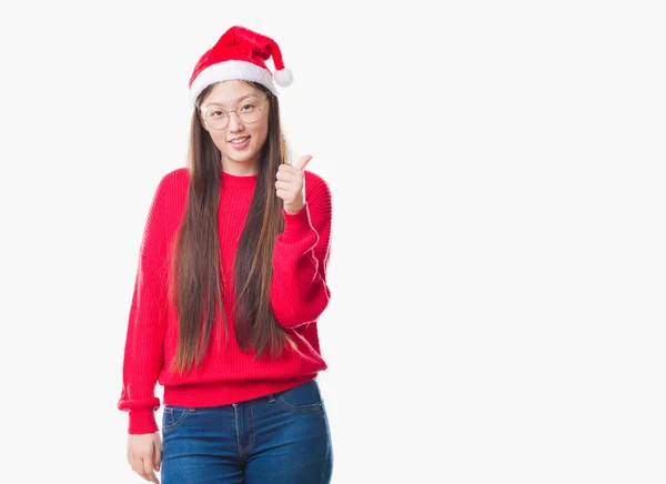 Jovem Chinesa Sobre Fundo Isolado Usando Chapéu Natal Fazendo Polegares — Fotografia de Stock