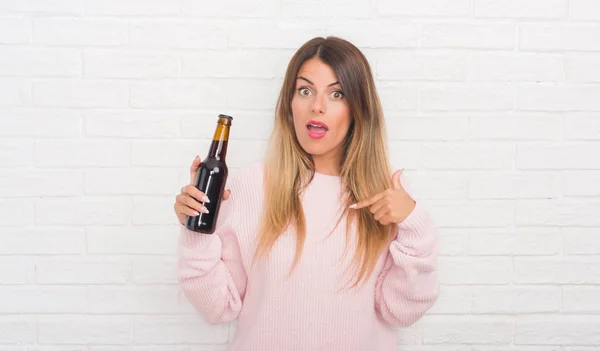 Yound Mujer Adulta Sobre Pared Ladrillo Blanco Sosteniendo Cerveza Con — Foto de Stock