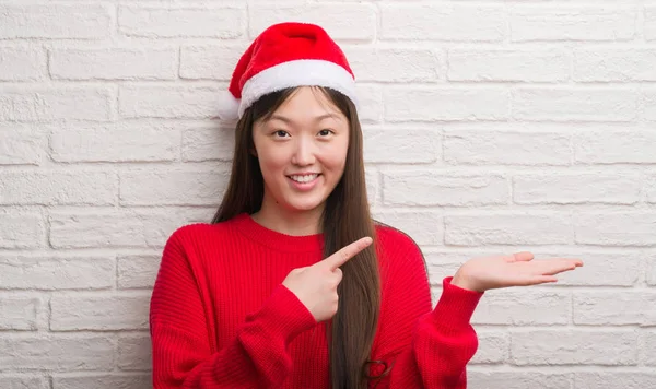 Jovem Chinesa Vestindo Chapéu Papai Noel Muito Feliz Apontando Com — Fotografia de Stock