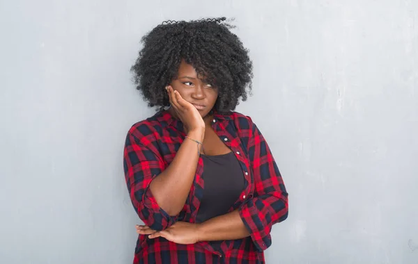 Young African American Hipster Woman Grey Grunge Wall Thinking Looking — Stock Photo, Image