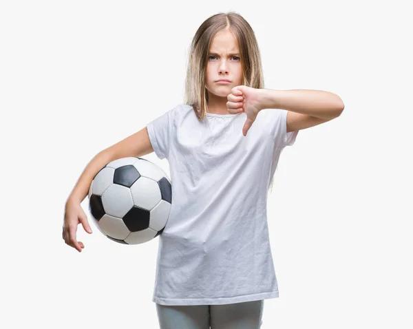 Молодая Красивая Девушка Держит Футбольный Мяч Изолированном Фоне Сердитым Лицом — стоковое фото