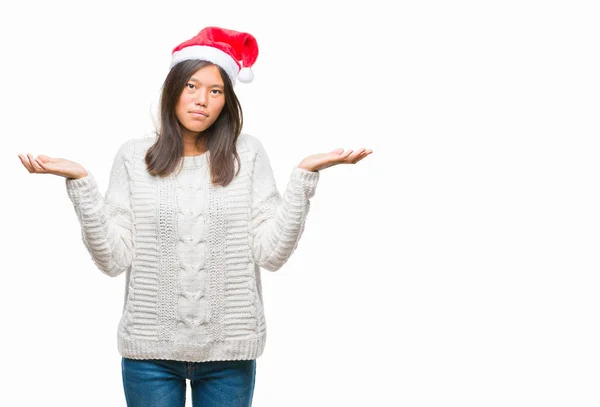 Mladá Asijská Žena Nosí Vánoční Čepice Nad Izolované Pozadí Bezradný — Stock fotografie