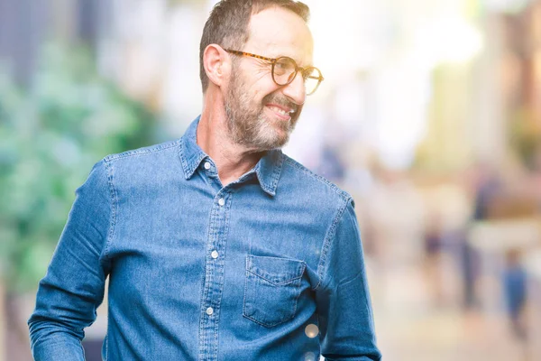 Hombre Mayor Alzado Mediana Edad Con Gafas Sobre Fondo Aislado —  Fotos de Stock