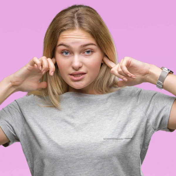 Jeune Femme Caucasienne Sur Fond Isolé Couvrant Les Oreilles Avec — Photo