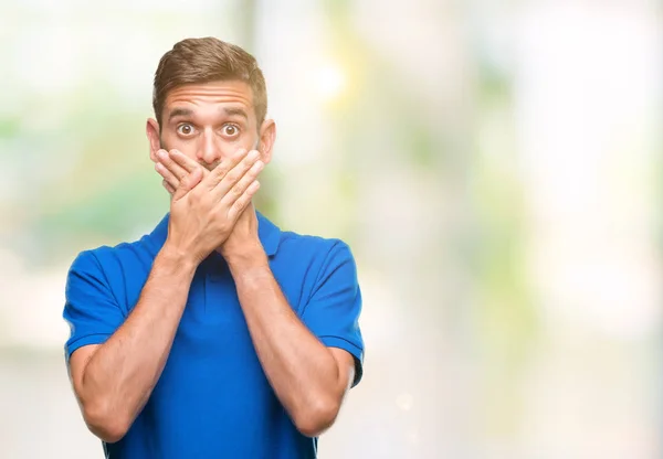 Jeune Homme Beau Sur Fond Isolé Choqué Couvrant Bouche Avec — Photo