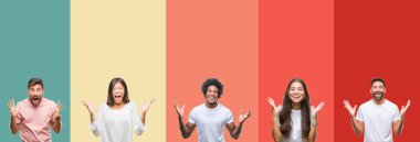 Kolaj farklı etnik genç insanlar üzerinde renkli çizgili bir deli kutluyor arka plan izole ve başarı için kaldırdı kollarını açarak hayrete ve heyecanlı çığlık gözleri açık. Kazanan kavramı