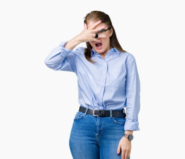 Gözlüklü yüz ve gözler el ile kapsayan şok izole arka plan bakmak üzerinde güzel orta yaş olgun iş kadın mahcup ifadeyle parmaklarımın arasından arıyor.