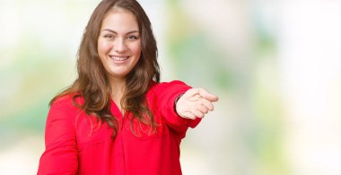 Artı boyutu genç iş kadını sarılmak için kollarını açarak gülümseyerek kameraya bakarak izole arka plan üzerinde güzel. Neşeli ifade kucaklayan mutluluk.