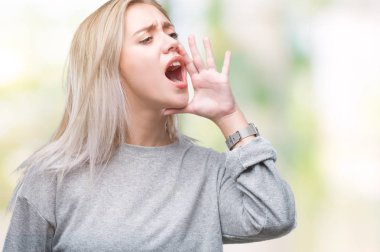 Genç Sarışın kadın bağırarak ve ağzı üzerinde el ile yan için çığlık izole arka plan yüzünden. İletişim kavramı.