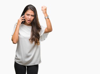 Genç güzel Arap kadın izole arka rahatsız telefonla ve öfke, çılgın ve yükseltilmiş eliyle diye bağıran ile sinirli bağırarak öfke kavramı söz