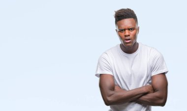 Afrikalı-Amerikalı genç izole arka plan şüpheci ve sinir, onaylamayan ifade yüz çapraz kolları üzerinde. Negatif kişi.