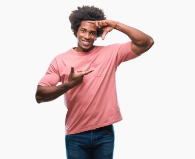 Elle yapma çerçeve ve parmakları ile mutlu yüz gülümseyen izole arka plan üzerinde Afro Amerikalı adam. Yaratıcılık ve Fotoğrafçılık kavramı.