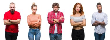 Kolaj grup izole renkli arka plan şüpheci ve sinir, onaylamayan ifade yüz çapraz kolları olan genç insan. Negatif kişi.