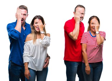 Genç ve Olgun çift el yüz ve sürpriz duygu kendinden emin gülümseme ile tek gözüyle kapsayan izole arka plan üzerinde aşık kolaj.