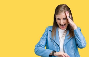 Güzel orta yaş Olgun kadın moda deri ceketin üzerinde arka izole seyretmek zaman endişeli, geç korkuyor arıyorsunuz