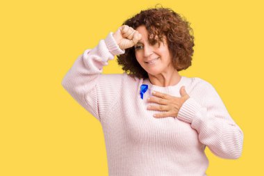 Üzerinde değiştirilebilir mavi renk şerit duyarlılığı giyen orta ager üst düzey kadın izole arka plan hastalık ve ateş, grip ve soğuk, virüs hasta için alın dokunmadan