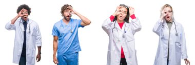 Kolaj bir grup doktor, Hemşire, cerrah insanlar ok jest sürpriz yüz, göz parmaklarının arasından seyir şok yapıyor izole arka plan üzerinde. İmansız ifade.