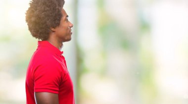 İzole arka tarafına, seyir üzerinde Afro Amerikalı adam sakin ol kendine güvenen gülümseme ile doğal yüz pozuyla profili.