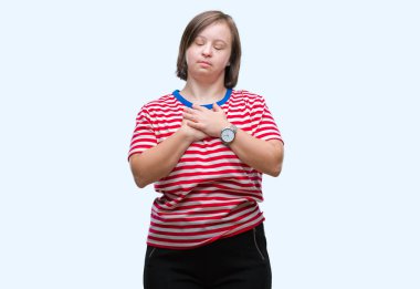 Down sendromu ile gülümseyen izole arka plan üzerinde olan yetişkin kadın kapalı gözler ve yüzünde minnettar jest ile göğüs üzerinde eller. Sağlık kavramı.