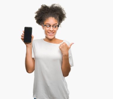 Genç güzel afro Amerikan smartphone ekran üzerinde gösterilen işaret ve başparmak kadar mutlu yüz gülümseyen tarafı ile gösterilen arka plan izole.