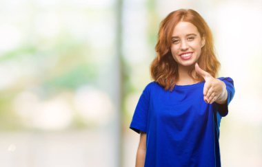 Genç güzel kadın dostu sunan el sıkışma tebrik ve davet edici olarak gülümseyen izole arka plan yüzünden. Başarılı iş.