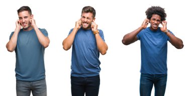 Latin ve Afro-Amerikan erkekler yüksek sesle müzik gürültü rahatsız ifade parmaklarıyla kulaklarıyla kapsayan izole arka plan üzerinde Grup kolaj. Sağır kavramı.