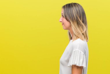 İzole arka tarafına, arayan genç güzel kadın dinlenmek doğal yüz emin gülümseme ile pozuyla profili.