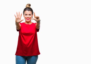 Genç güzel kadın gösterilen ve parmakları ile işaret izole arka plan yüzünden kendinden emin ve mutlu gülümseyerek süre yedi numara.