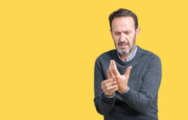 Yakışıklı orta yaş komuta sizde izole arka plan acı acı elleri ve parmakları, artrit inflamasyon üzerinde bir kazak giyiyor