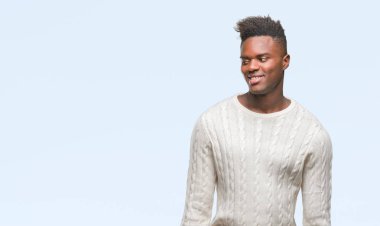 Afrikalı-Amerikalı genç uzak tarafına yüzünde, doğal ifade gülümseme ile seyir izole arka plan üzerinde. Kendine güvenen gülüyor.