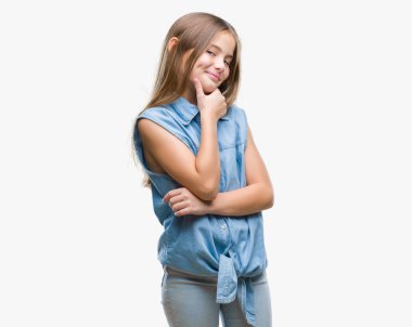 Genç güzel kız yüzünden izole arka plan emin çapraz kollar ve çeneme kaldırdı el ile gülümseme ile kameraya bakıyor. Pozitif düşünce.