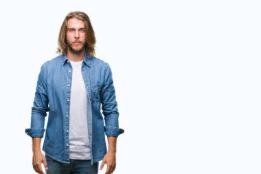 Yüzünde ciddi bir ifade ile izole arka plan üzerinde uzun saçlı Genç yakışıklı adam. Basit ve doğal kameraya bakıyor.