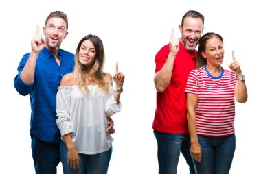 Kolaj başarılı fikirle parmağı yukarıyı izole arka plan üzerinde aşık genç ve Olgun çift. Çıktıktan ve mutlu. Bir numara.