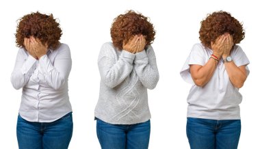 Orta yaş üst düzey iş kadını elleriyle yüzünü ağlayarak süre kapsayan üzgün ifade ile beyaz izole arka plan üzerinde beyaz t-shirt giyen kolaj. Depresyon kavramı.