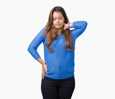 Mavi kazak izole üzerinde giyen genç güzel esmer kadın arka plan ile el, kas ağrısı boyun dokunmadan acı boyun ağrısı yaralanma,