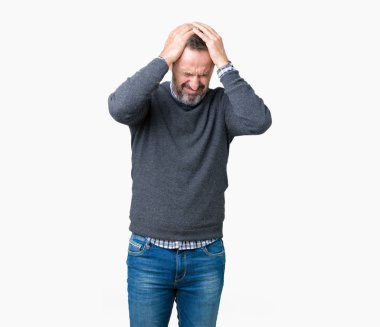 Yakışıklı orta yaş komuta sizde bir kazak giyiyor çünkü umutsuz ve stresli baş ağrısı acı izole arka plan üzerinde ağrı ve migren. Ellerini kafasına.