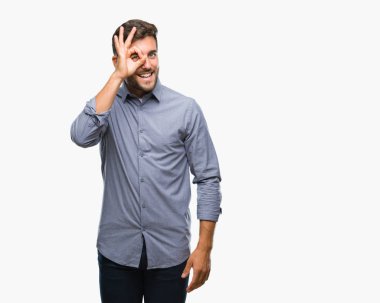 Genç yakışıklı adam gülümsüyor, parmakları ile mutlu yüz üzerinden seyir göz el ile ok jest yapıyor izole arka plan üzerinde.